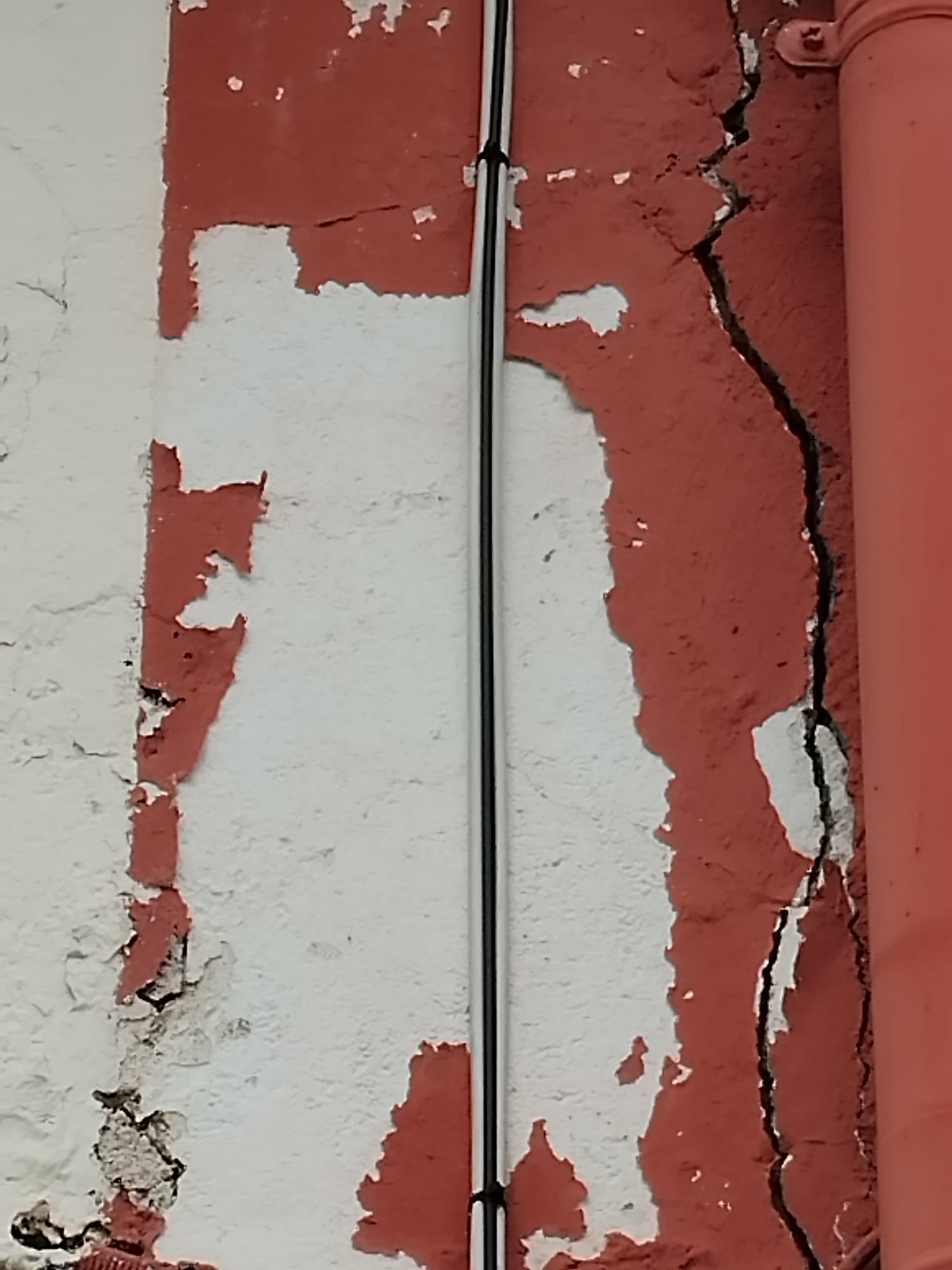 Fissure structurelle sur un mur de maison