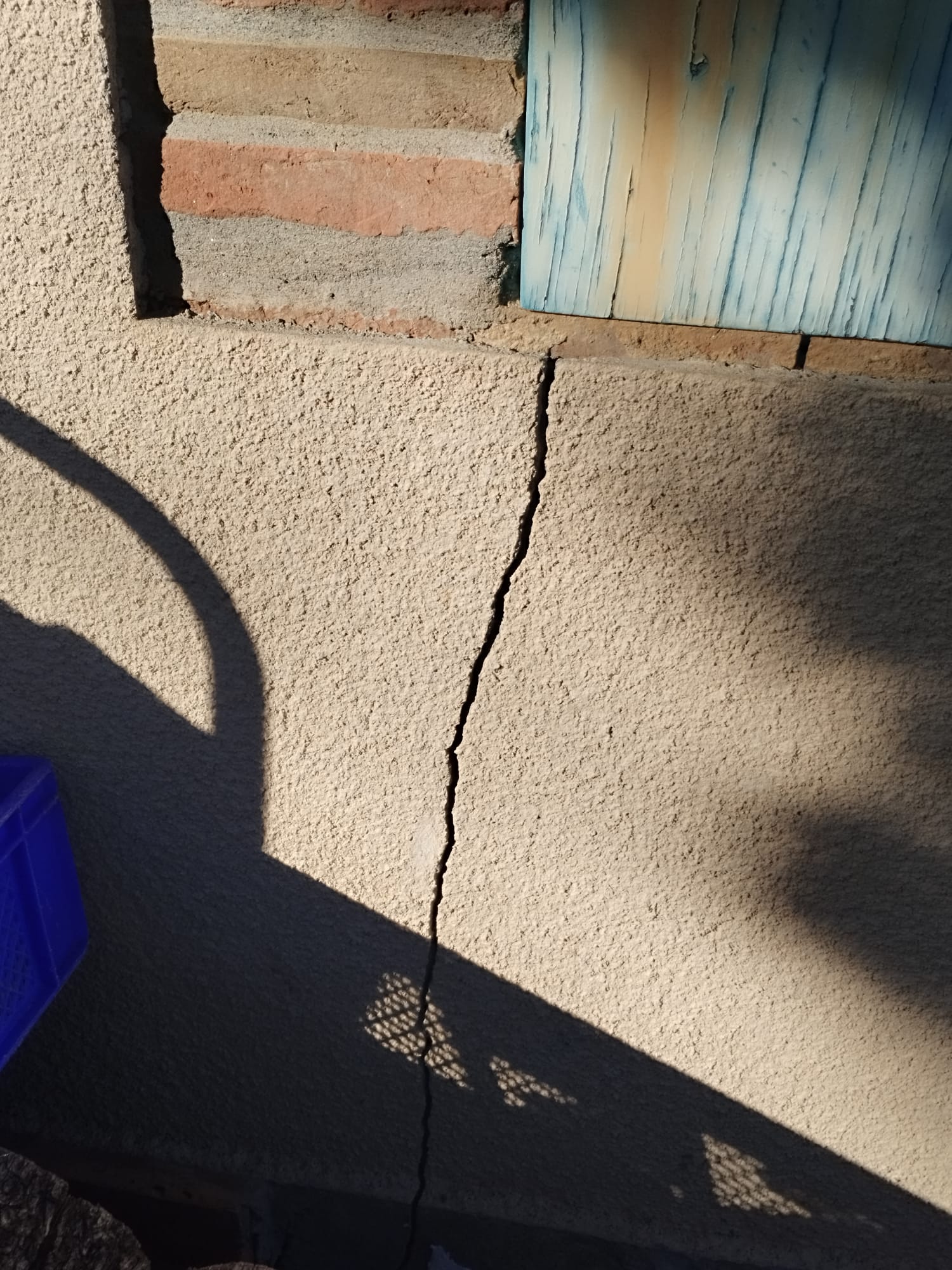 Fissure sur un mur de maison nécessitant une expertise bâtiment