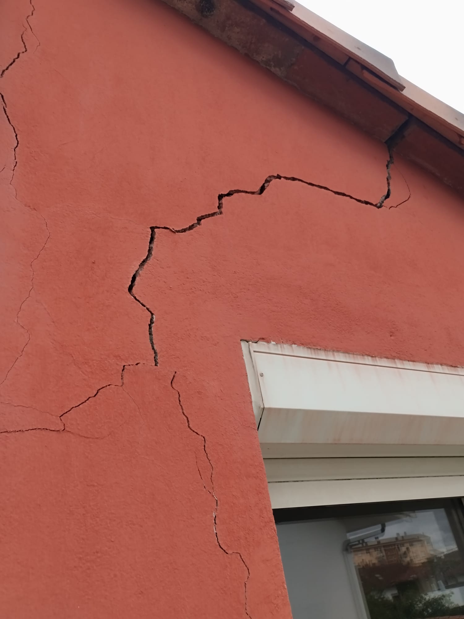 Fissures sur mur de maison