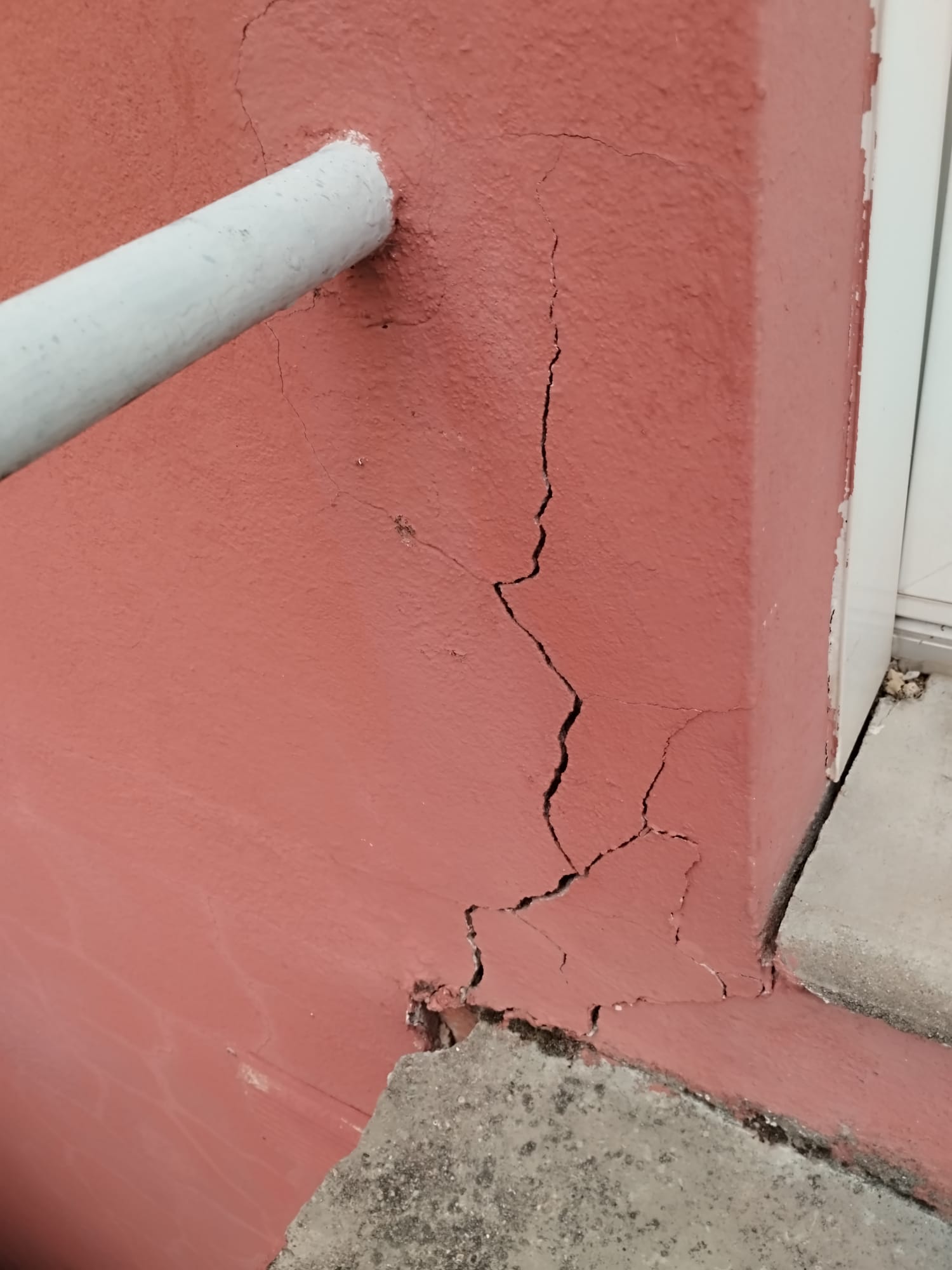 Fissure traversante sur mur extérieur