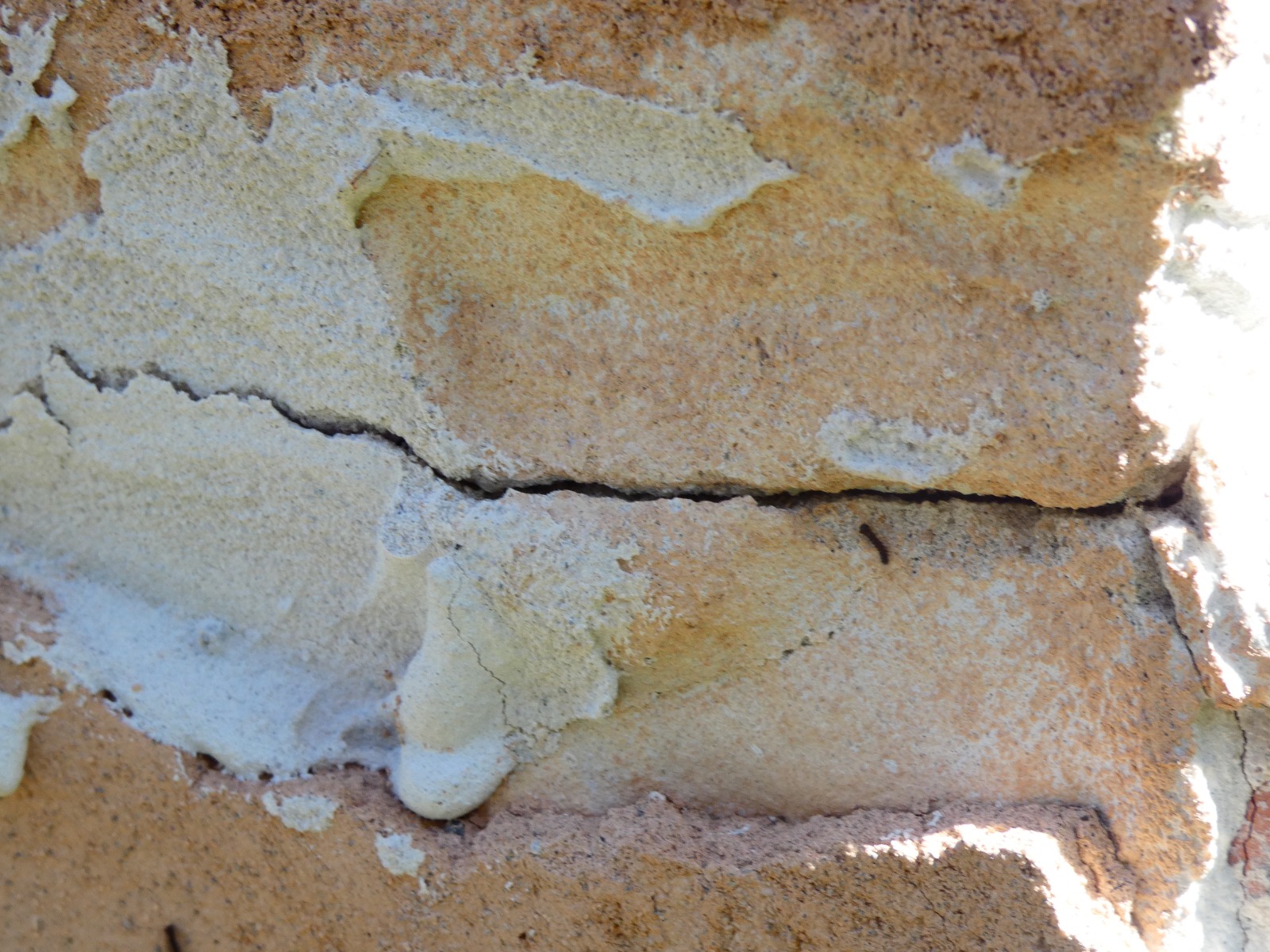 Fissure active sur enduit de façade