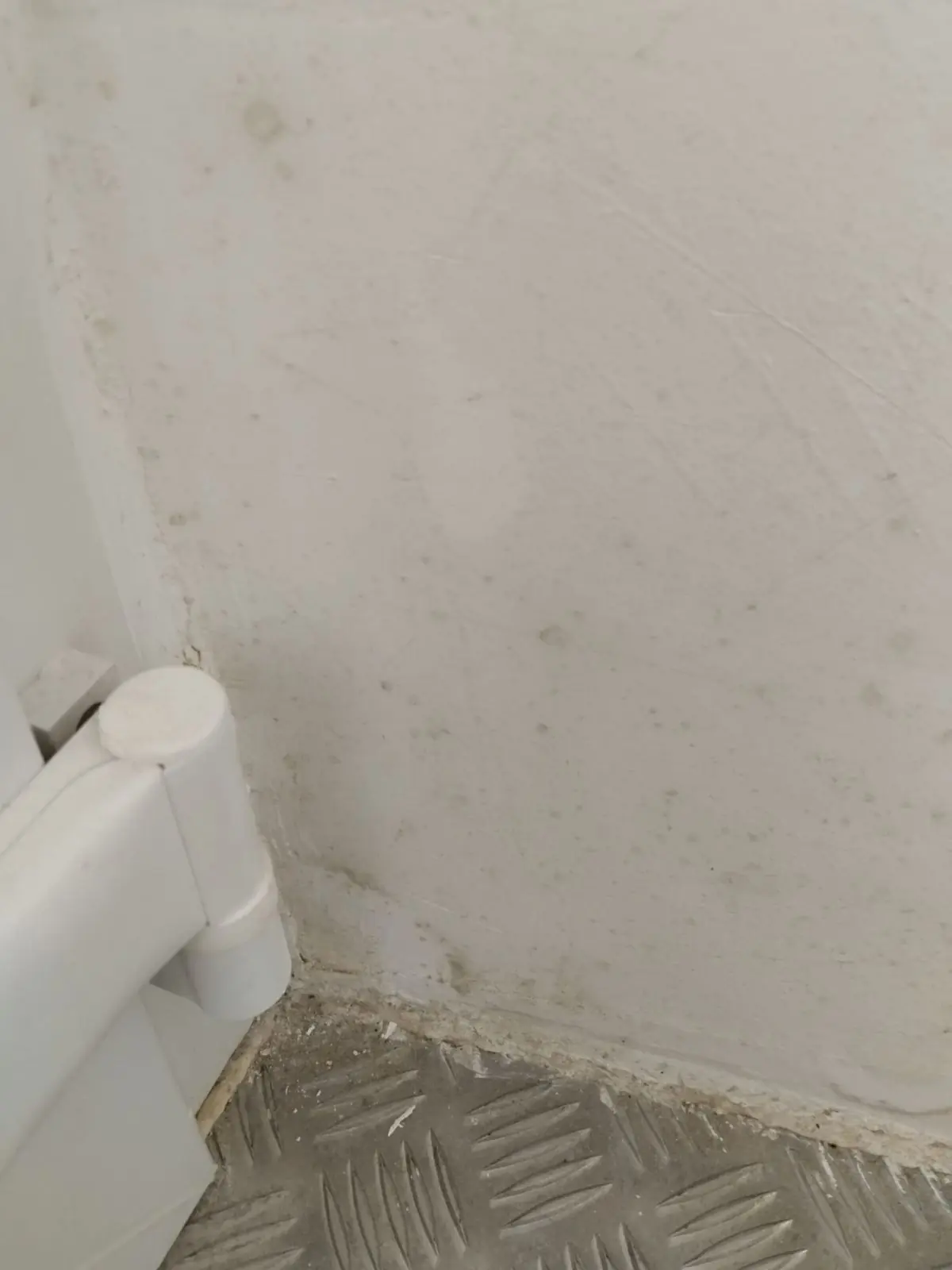Traces d'humidité sur un mur intérieur de maison